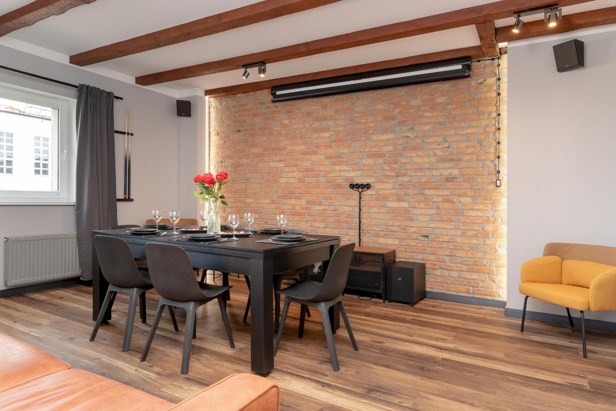 Wyjatkowy Z Projektorem I Stolem Bilardowym W Centrum Gdyni By Renters